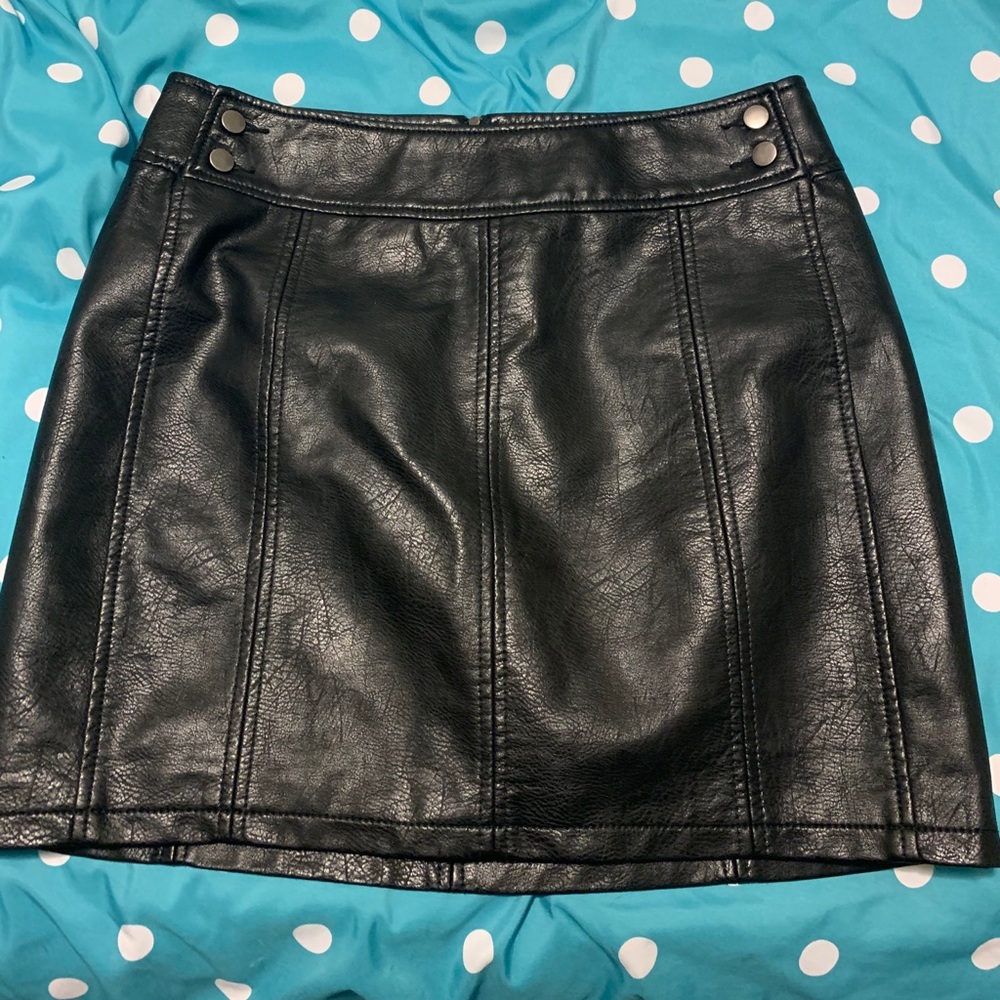 FREE PEOPLE NEVER WORN FAUX LEATHER SKIRT